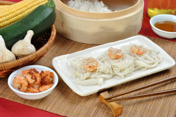 Style asiatique crevettes grillées — Photo