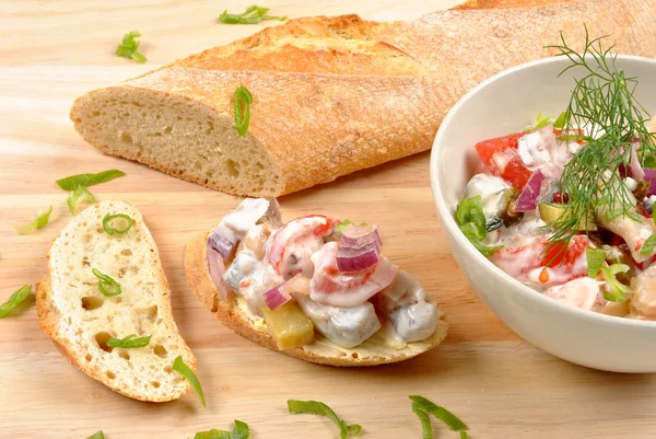 Salada de arenque e pão — Fotografia de Stock
