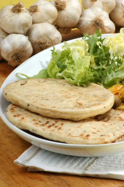 Naan bread with turkey curry — Stock Photo, Image