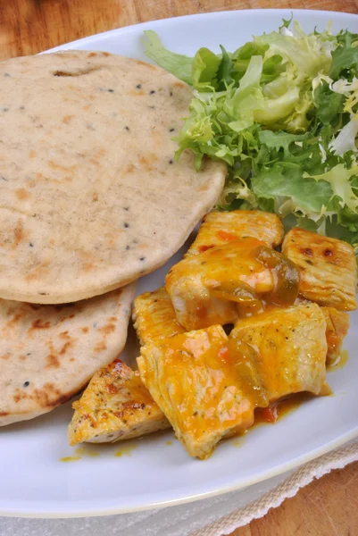 Naan bread with turkey curry — Stock Photo, Image