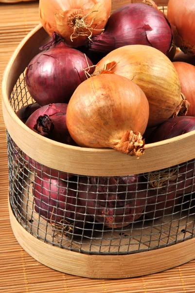 White and red onion in a basket — Stock Photo, Image