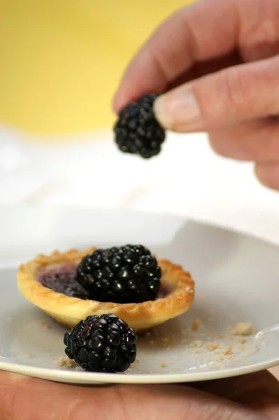 Jam tarts with sweet blackberries — Stock Photo, Image