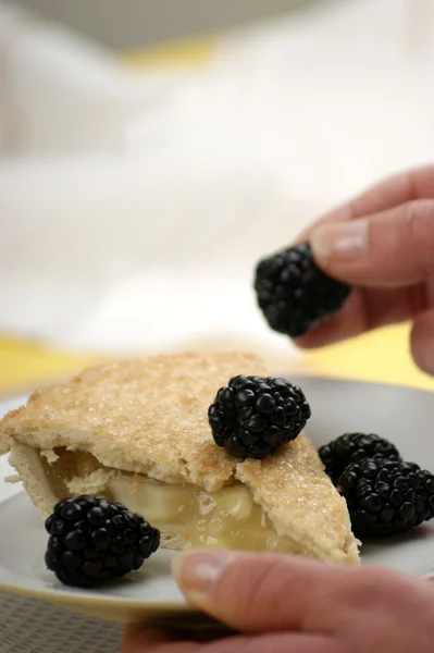Tarta de manzana Bramley con moras —  Fotos de Stock