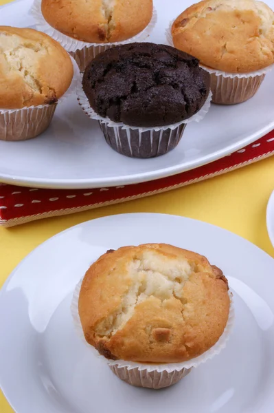 Sladké jahodové muffiny na talíři — Stock fotografie