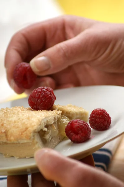 Tarta de manzana Bramley con frambuesas — Foto de Stock