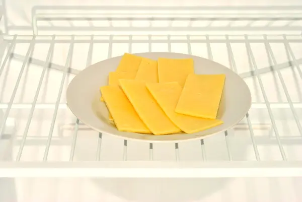 Τυρί σε ένα πιάτο στο ψυγείο — Φωτογραφία Αρχείου