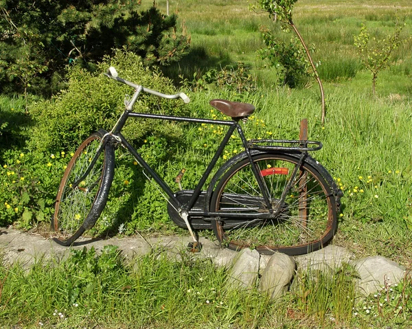 Stary rower uszkodzony czarny — Zdjęcie stockowe