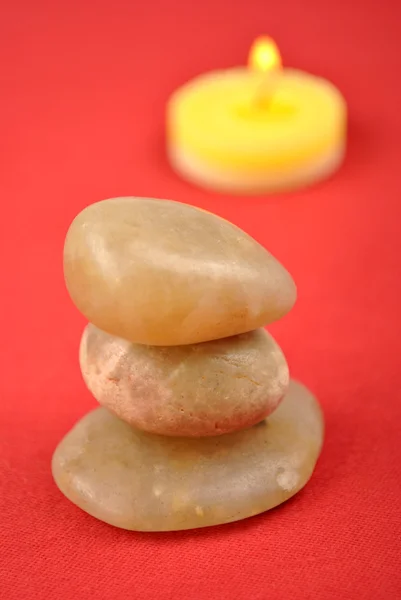 Tři kamenné a svíčka — Stock fotografie