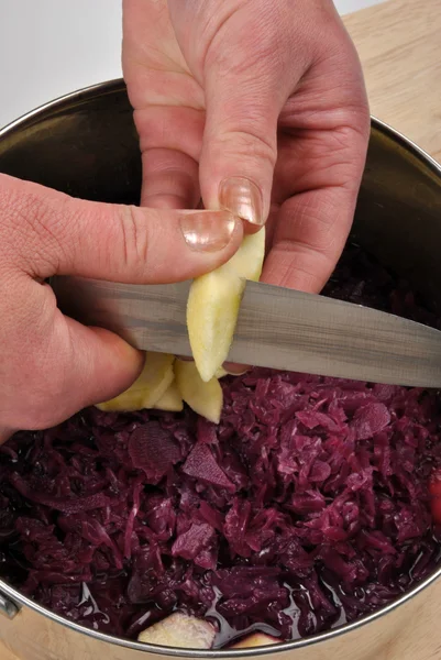 Wie man Rotkohl zubereitet — Stockfoto