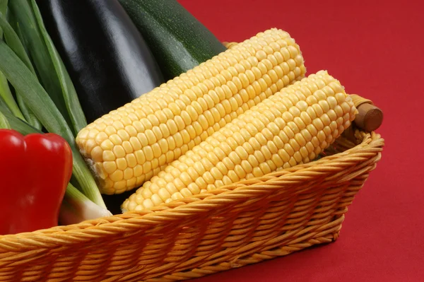 Солодка кукурудза і свіжий перець — стокове фото