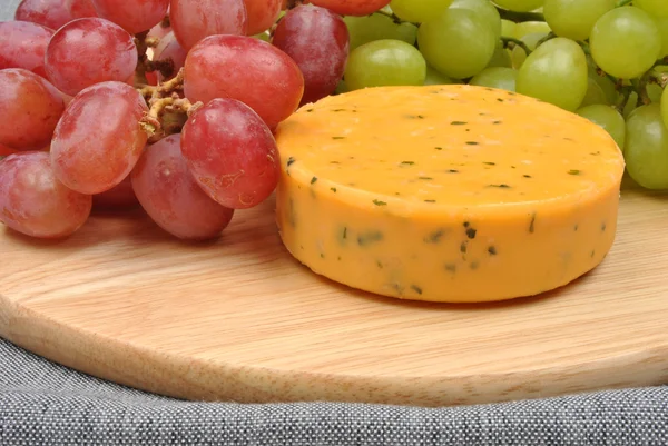 Käse und einige Trauben — Stockfoto