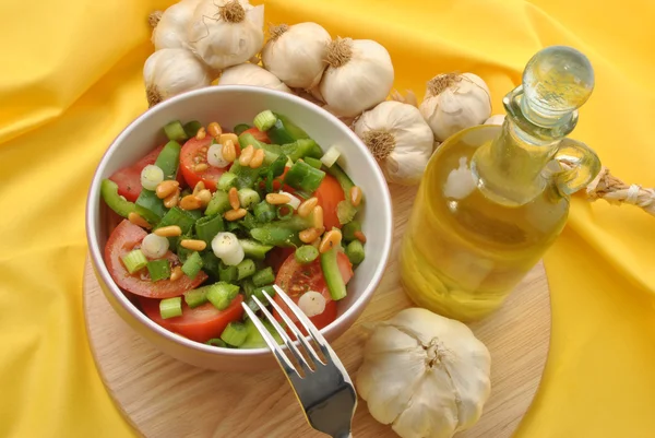Салат с весенним луком — стоковое фото