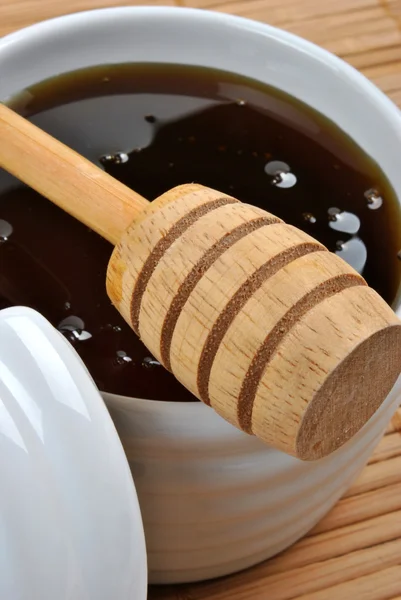 꿀 숟가락과 일부 벌 꿀 — 스톡 사진