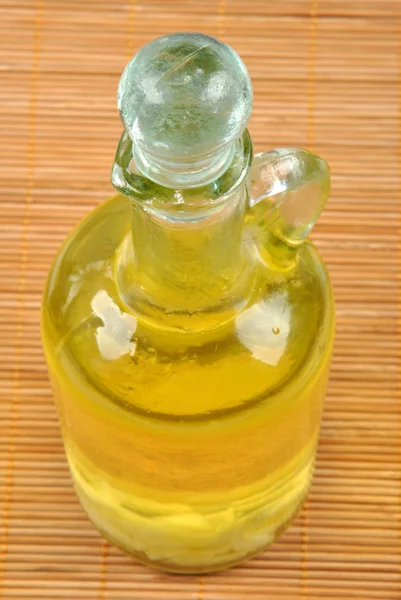 Organic olive oil with some garlic — Stock Photo, Image