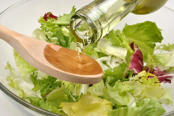 Органический салат в миске — стоковое фото