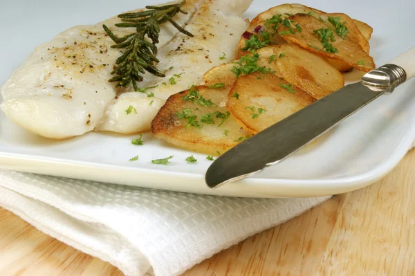 Fiskfilé och rostad potatis — Stockfoto