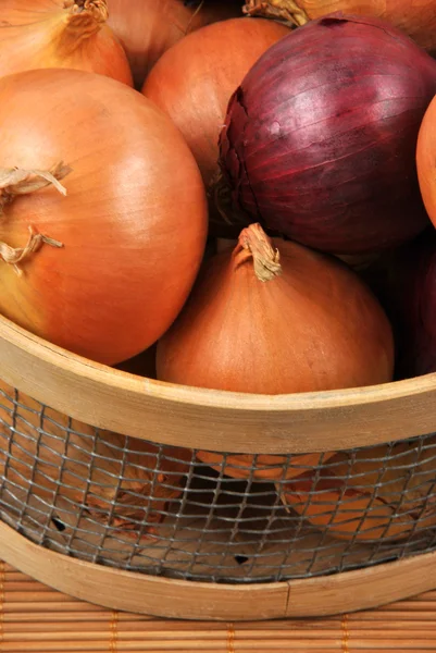 Red and white onion in a basket — Stock Photo, Image
