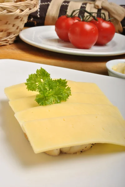 Сыр, немного хлеба и помидор — стоковое фото