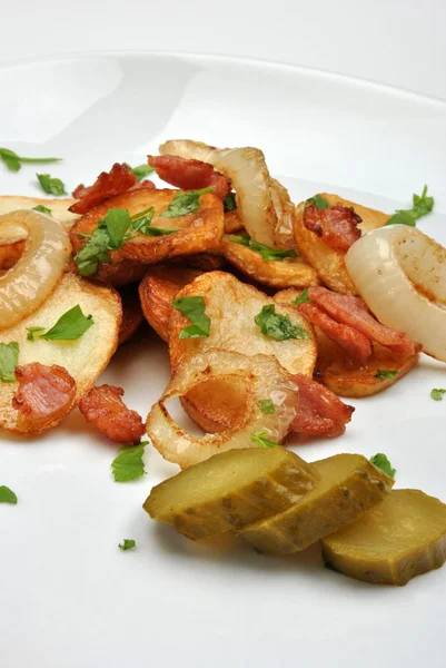 Geroosterde aardappelen met ui en augurk — Stockfoto