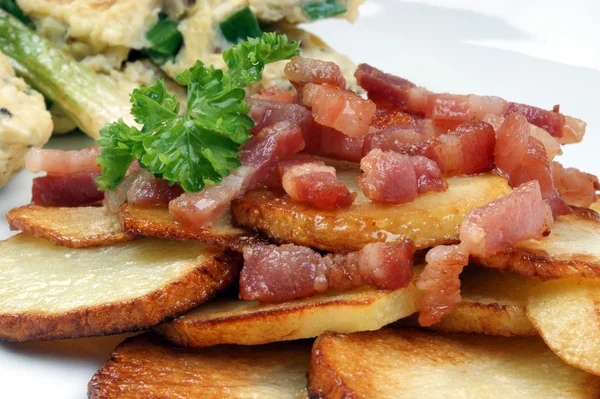 Grilled organic bacon with fried potato — Stock Photo, Image