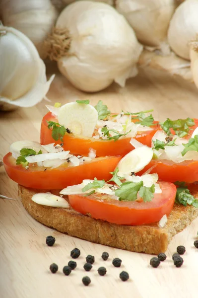 Tomato bread with some onion — Stock Photo, Image