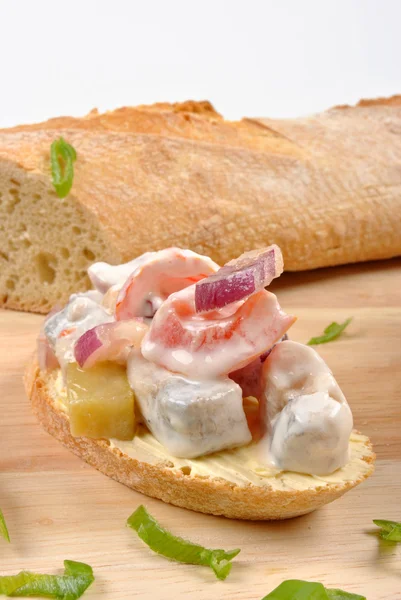 Salada de arenque orgânico e pão — Fotografia de Stock