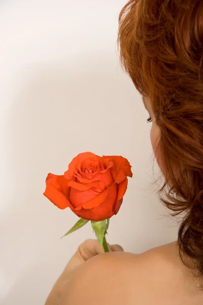 A menina e uma rosa — Fotografia de Stock
