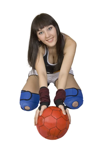 Молодая женщина с мячом — стоковое фото
