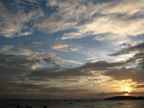 Beau coucher de soleil sur la mer en Thaïlande Photos De Stock Libres De Droits