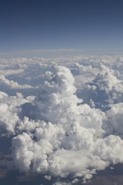 Nubes en lo alto del cielo azul — Foto de Stock