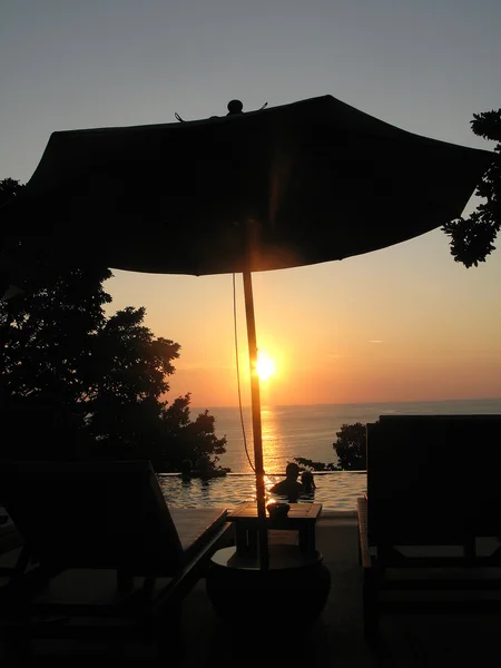 日落海和一把伞 — 图库照片