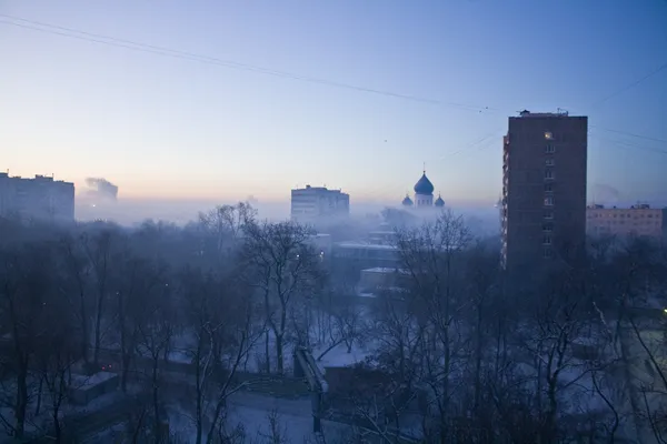 Quartier de Moscou dans la brume bleue Images De Stock Libres De Droits