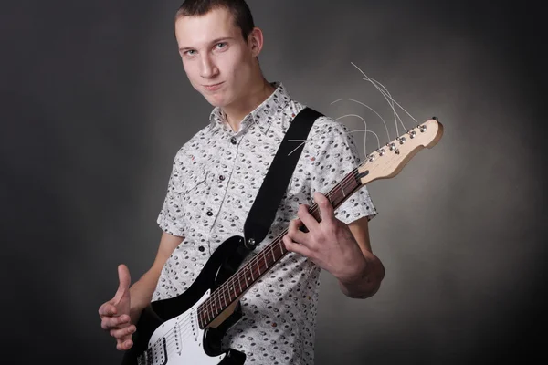Поп-музикант тримає гітару — стокове фото