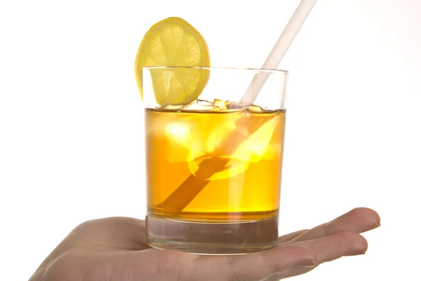 Koktail dengan es dan lemon di tangan — Stok Foto