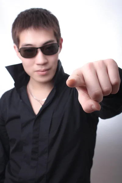 Ázsiai férfi fekete póló — Stock Fotó