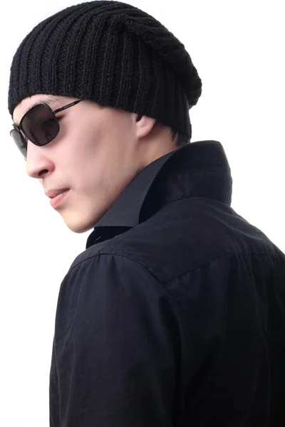 Стильный азиатский мужчина в черной рубашке — стоковое фото