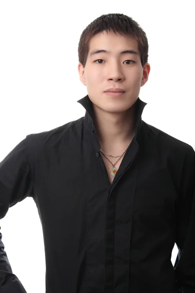 Asiatischer Mann im schwarzen Hemd — Stockfoto