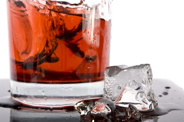 Cocktail rouge et glaçon — Photo