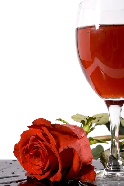 Kırmızı şarap ve gül — Stok fotoğraf