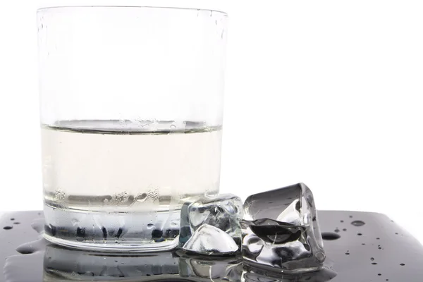 Bicchiere singolo con cubetto di ghiaccio — Foto Stock