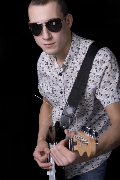 Rockstar cu ochelari care dețin o chitară — Fotografie, imagine de stoc