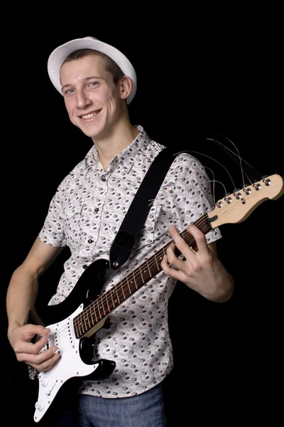 Rockstar med glasögon som innehar en gitarr — Stockfoto