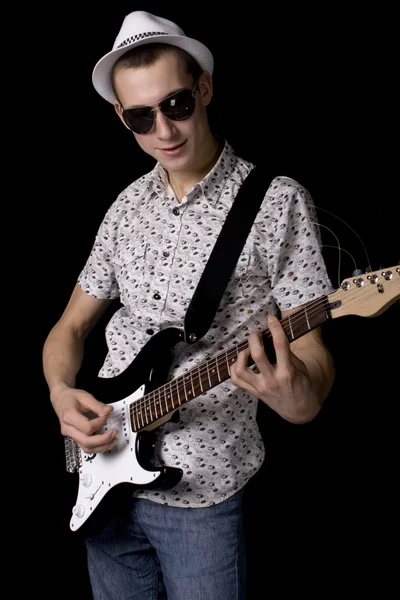 Rockstar con gafas sosteniendo una guitarra — Foto de Stock