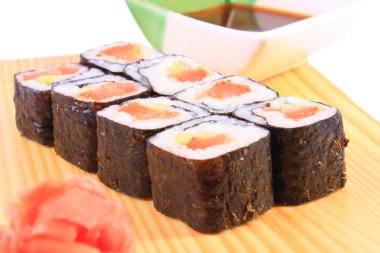 ton balığı ile Maki sushi