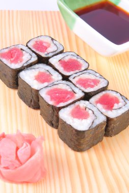 ton balığı ile Maki sushi