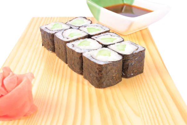 Lazackaviáros sushi tekercs uborkával — Stock Fotó