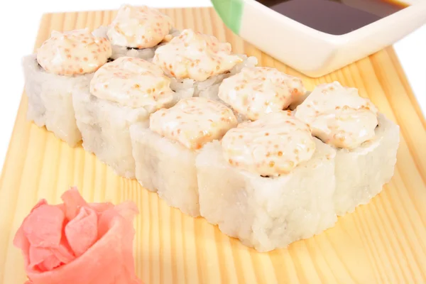 Lazackaviáros sushi tekercs lazac és fűszeres mártással — Stock Fotó