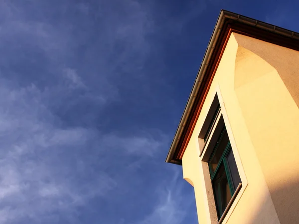Blauer Himmel mit Haus — Stockfoto