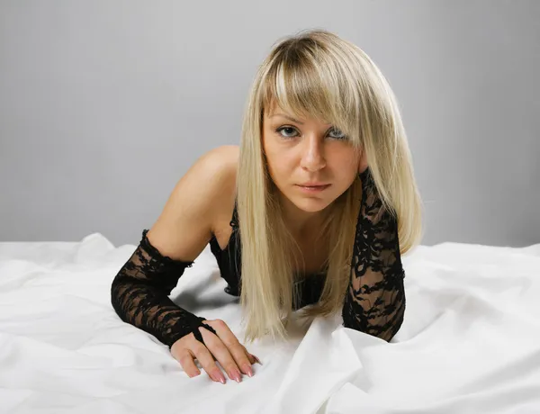 Piękna blondynka seks w łóżku — Zdjęcie stockowe