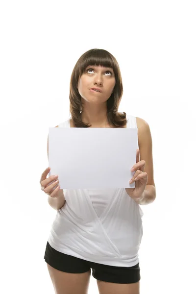 Härlig flicka håller ett ark papper — Stockfoto